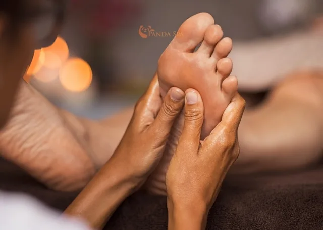 Professional sole pressing foot massage image
